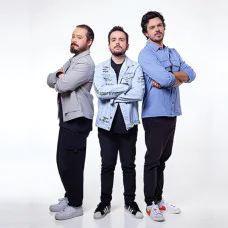 EM PÉ NA REDE EM GUARULHOS